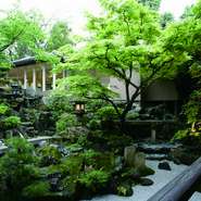 美しい日本庭園を眺めつつ、ゆったりとしたひと時を過ごせる場所