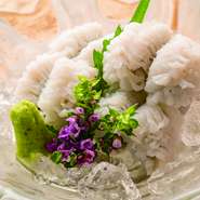 彩り豊かな季節の京懐石を堪能しながら、非日常を満喫できる料理店。受け継がれてきた匠の技と伝統的な日本料理の技法が織りなす美味が、特別な日の会食に華を添えてくれます。