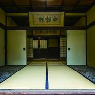 八坂神社境内に佇み、創業480年を超える老舗の料亭。歴史深い場所でのおもてなしは、国内外を問わずさまざまな客人から好評です。『懐石コース』が和やかな雰囲気をもたらしてくれることでしょう。