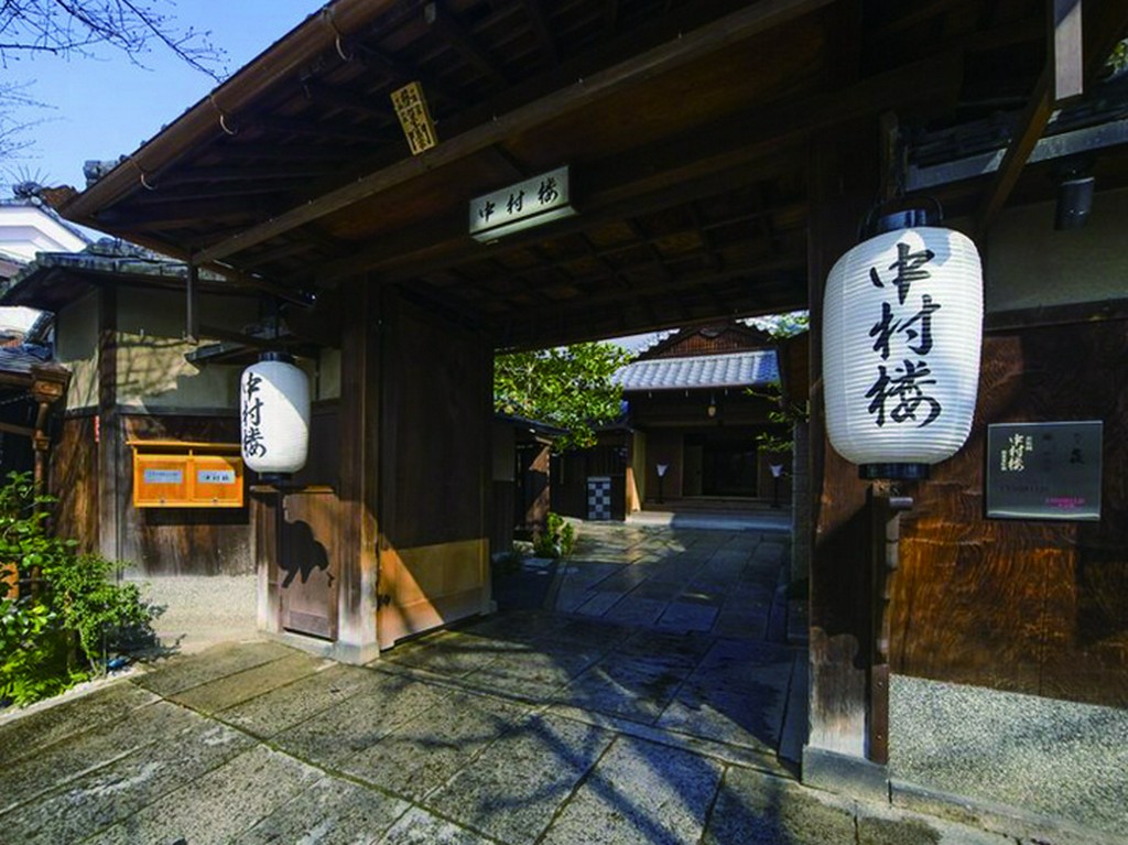 明治時代の名残を感じさせる気品のある佇まいが印象的な老舗店