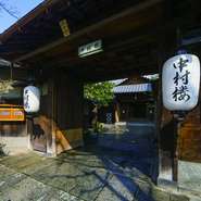 書や掛け軸、美術館に並ぶほどの名器など、歴史的にも価値の高い調度品に囲まれています。広間に整然と並べられている希少価値の高い器も必見。雅な店内には個室も完備されています。