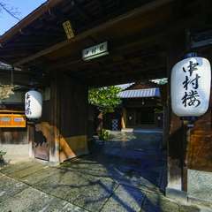 明治時代の名残を感じさせる気品のある佇まいが印象的な老舗店