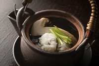 その時々厳選した旬の食材を使用するため日替わりとなっております。

先付
吸物
お造り
焼物
お凌ぎ
八寸
炊合せ
止碗
御飯
香の物
水物
お菓子
抹茶