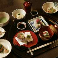 素材本来の持ち味を活かし、野菜がふんだんに用いられています。目で楽しみ、五感が満たされる献立は、月ごとに変化。季節感を大切にした料理が考案されています。