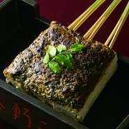 特別に注文をしている豆腐を使った逸品です。時代と共に味わいも少しずつ変化していますが、味付けは木の芽と山椒の香りが特徴の田楽味噌。香ばしさと豊かな風味を満喫できます。