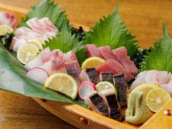 瀬戸内海の明石近海でとれた、明石の天然魚の盛り合わせ『明石天然お造り5種盛り合わせ』