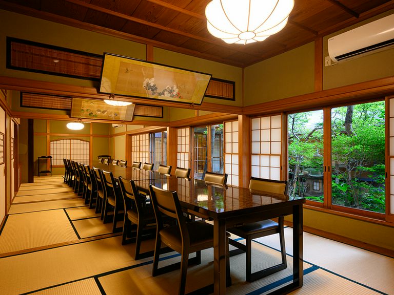 日本庭園を眺めながら、ゆったりと過ごせる完全個室
