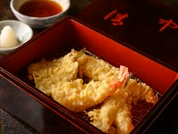 厚めの衣に旨みをギュッと閉じ込めた『天麩羅盛り合わせ』