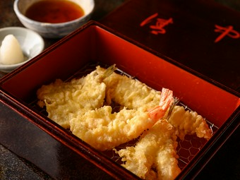 厚めの衣に旨みをギュッと閉じ込めた『天麩羅盛り合わせ』