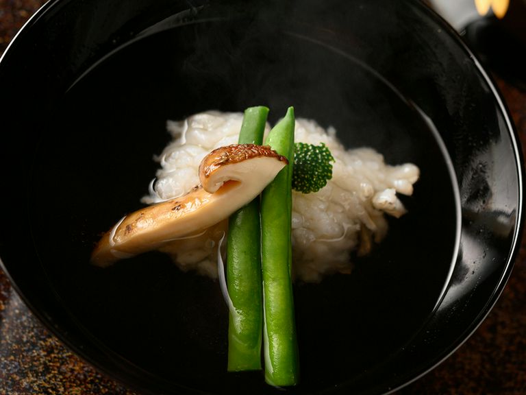 鰹節の配合にもこだわった独自の味わい『鱧と松茸の椀盛り』