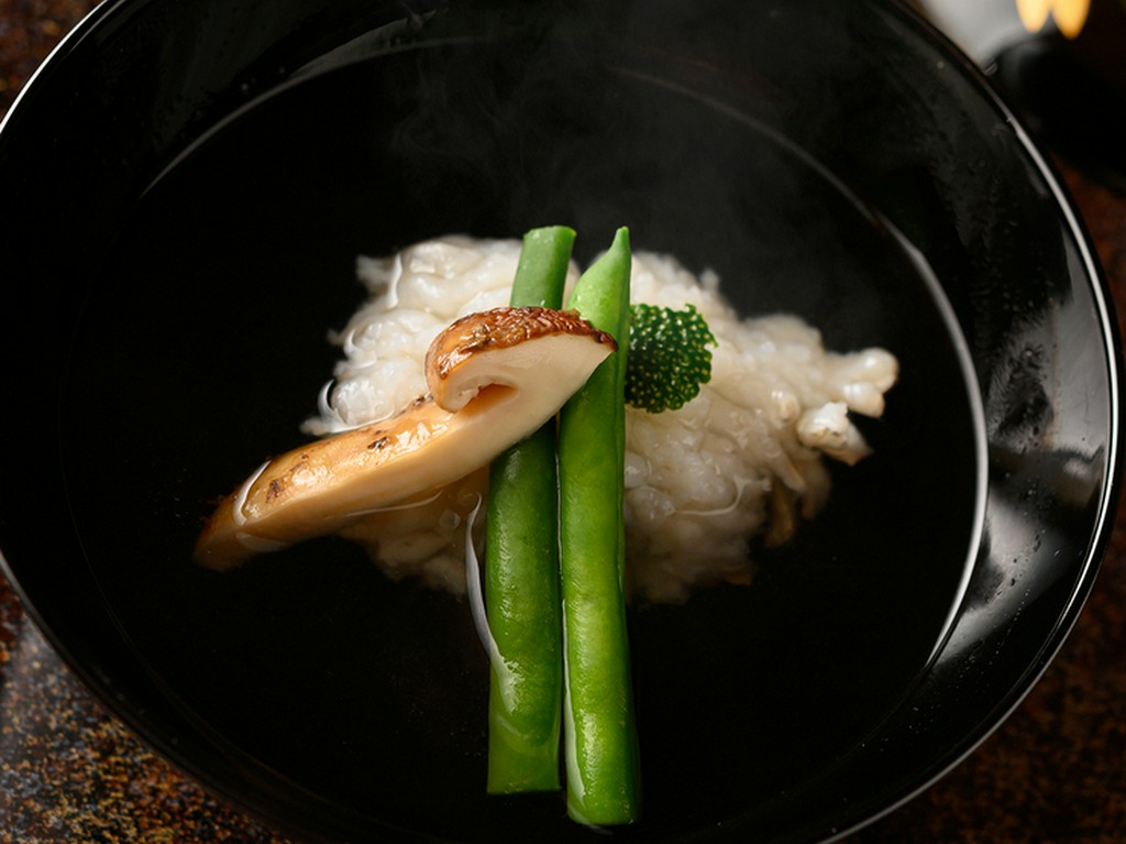 鰹節の配合にもこだわった独自の味わい『鱧と松茸の椀盛り』