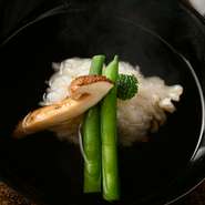 すべてのコースで提供される椀盛りは、季節によって使われる食材が異なり、日本の四季を五感で堪能できます。写真は秋の出合いものである鱧と松茸。だしには、鰹節専門店で特別に配合された鰹節が使われています。