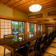 数寄屋造り風の離れには、それぞれ趣きの異なる個室が多数完備されており、すべての部屋から庭が見えるようになっています。結納や顔合わせなど、人生の節目の会食に最適です。