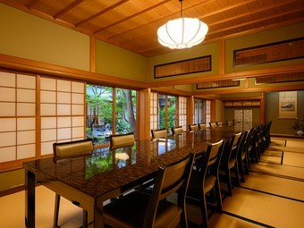 特別な日の会食にふさわしい、洗練された和の空間