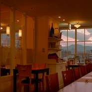 東急百貨店の10階に位置し、ランチタイムは開放的な大きな窓から山並みや青空が、ディナータイムは夕焼けや札駅の夜景が。時間帯によって風景が楽しめます。
おひとりでも　ゆっくりした時間とお食事をどうぞ。