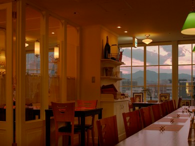 窓から山並みや空が見える明るい雰囲気