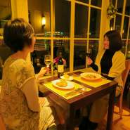 ランチタイムも　ディナータイムも　女性の方のお一人やご夫婦などが多く　落ち着いた雰囲気の中でお食事や会話を　楽しんでいただいております。