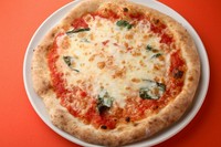 （トマトソース・モッツァレラチーズ・バジル・グラナパダーノ）