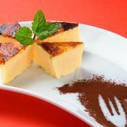 冷し凍らせたカスタードプリンでカリッと香ばしいカラメルがおいしいです。