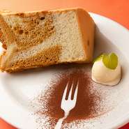 卵をたっぷり使い、ふんわり柔らかく、しっとりした軽いケーキです。
バニラのジェラート添え