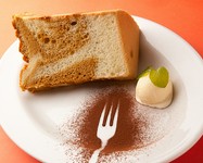 卵をたっぷり使い、ふんわり柔らかく、しっとりした軽いケーキです。
バニラのジェラート添え