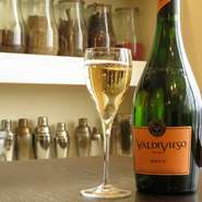 ＜Valdi Vieso Brut＞
白・辛口

グラス　770円／ハーフボトル　1650円／フルボトル　2860円