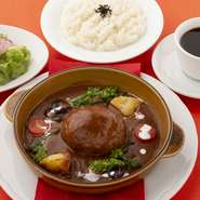 北海道十勝和牛・もち豚使用
女性に人気のハンバーグです。
北海道産小麦配合パン（フォカッチャ）・サラダ付
※ライスのご用意もございます（大盛も同額）