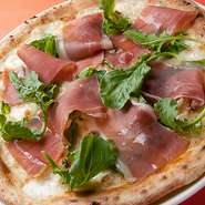 ピッツァ　プロシュート（イタリア　パルマ産）
北海道産小麦配合パン（フォカッチャ）・サラダ付