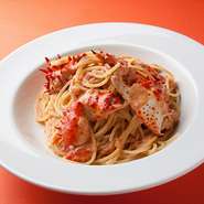 稀少な花咲カニ。カニの殻や香味野菜からブロードを作りソースに。トマトクリームで。
