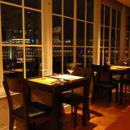 昼間は大きな窓から明るい陽射しや山並みが　夜は札駅の夜景が楽しめる窓側席