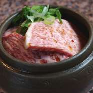 和牛ロースを秘伝のタレで壺仕込み！口の中でお肉がとろけます。