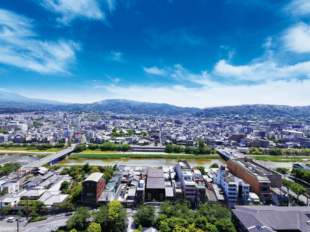 地上60メートルから、東山が一望できます