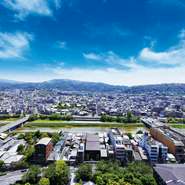 古都の風情と調和した空間でゲストをお迎えいたします。ほとんどのテーブルが窓の近くに配置されており、明るい光に包まれたランチ、落ち着いた夜景を眺めながらのをディナーをお楽しみいただけます。