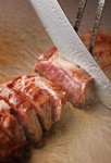 赤身肉、低脂肪、低カロリーで、お肉本来のおいしさが楽しめます。カウンターで焼き上げる出来立ての一品、是非ライブ感をお楽しみください。