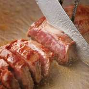 赤身肉、低脂肪、低カロリーで、お肉本来のおいしさが楽しめます。カウンターで焼き上げる出来立ての一品、是非ライブ感をお楽しみください。