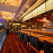 2006年の創業以来、食を愛する大人客に愛される店。駅近ながら隠れ家感が高いロケーションで、大人がゆっくり憩うのに格好の空間です。東京タワーなどの観光スポットからも近く、東京の旅グルメにもオススメ！