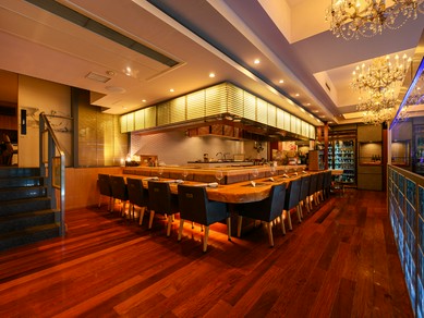 ドラマチックな食体験とリュクスな空間を気構えなく楽しめる