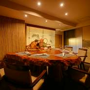 個室の意匠の素晴らしさも【芝KOSO】の大きな魅力。樹齢650年のカナダ杉のテーブルを配した個室は重厚な雰囲気で、大人のくつろぎに理想的な空間。巨大な水槽で仕切られた半個室「アクアシート」も人気です！