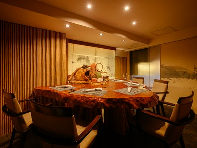 樹齢650年の一枚板テーブルの個室、巨大水槽を望む半個室を用意