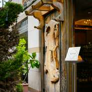 芝公園エリアで知っておくと、とても頼りになる店。カウンター席・半個室・個室が揃い、コース料理orアラカルトで楽しめる柔軟なスタイル。一人の利用も歓迎で、プライベート＆ビジネスの幅広いシーンに重宝します。