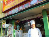 駅近！黄色い看板が目印のナマステネパール。店主の笑顔もぜひ！