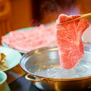 しゃぶしゃぶで味わう牛肉は、それぞれに異なる肉の特徴をダイレクトに感じられます。芳醇な香りをまとい美しいサシが入った神戸牛や松阪牛は特に秀逸。濃厚な赤身を楽しめる和牛なども取り揃えられています。
