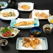 春には山菜、冬にはカニなど、四季折々の旬のおいしさを堪能。扱う食材は各店舗の料理人に一任されているため、【天ぷら新宿つな八　京都店】ならではの品揃えが楽しめます。