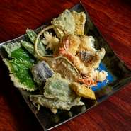 春には山菜、冬にはカニなど、四季折々の旬のおいしさを堪能。扱う食材は各店舗の料理人に一任されているため、【天ぷら新宿つな八　京都店】ならではの品揃えが楽しめます。