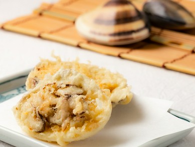 “殻の周りの衣”も残さずいただきたい『蛤の姿揚げ』