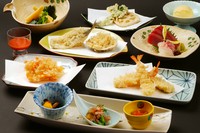 松永氏曰く「きっと満足していただけるはずです」と語るお店自慢のコース。「日替わりの小鉢」や新鮮な魚介の「刺身」、旬食材を使った「季節の天ぷら」のほか、〆のご飯ものまで全9品が楽しめます。