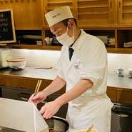 長年の修業で培ってきた“料理人の勘”を活かし、一つ一つの食材に向き合って調理している松永氏。気温や食材の状態に合わせて、揚げ時間や衣の配合を微調整するなど、「おいしい天ぷら」を追求し続けています。