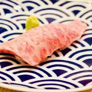 高級寿司店で使用される『赤酢』を使用した酢飯と特選黒毛和牛で握ったお寿司は絶品でございます。お寿司専門店にも負けない【大阪屋】にしかない肉寿司を是非御賞味下さいませ。