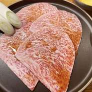 黒タン塩に続いての注文率を誇る人気商品でございます。長崎風の割下で味付けしたまるで飲物みたいにトロける奇跡的な味わいでございます。お肉の旨味が残った卵は卵かけご飯としてお楽しみ頂けます。