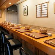 京らしい趣きを散りばめた空間で、のんびりと食事を楽しめます。店内は全9席、メニューはコースのみのため、ディナー・ランチ問わず事前予約は必須。早めの連絡がオススメです。